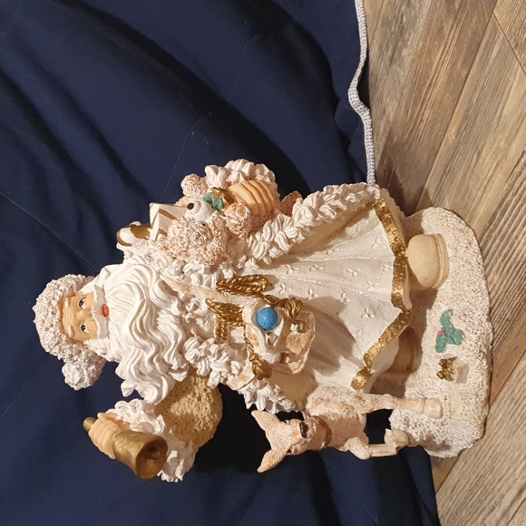 Vintage Style Santa Claus Statue Decor - Picture 3 of 14